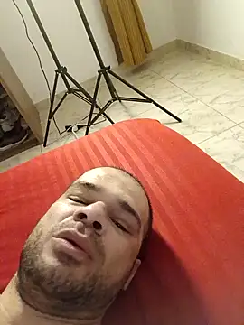 Snapshot of LEIRIS_Y_FRED_01 chatting on December 20, 2024, 10:05 am LEIRIS Y FRED 01 online show from December 20, 2024, 10:05 am