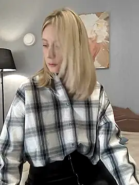 AvelinaLeoni online show from April 6, 2026, 6:58 am