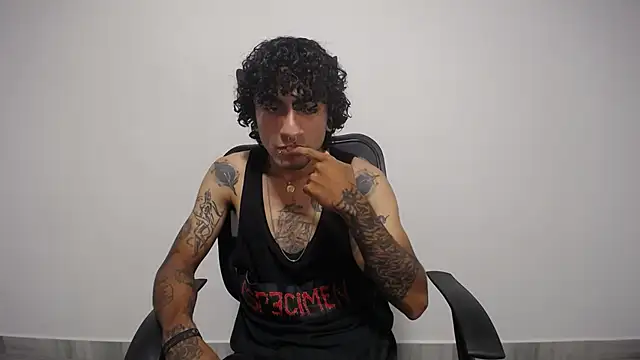 Snapshot of present_the_magic chatting on February 1, 2025, 11:37 pm present the magic online show from February 1, 2025, 11:37 pm