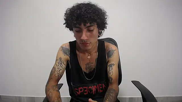 Snapshot of present_the_magic chatting on February 3, 2025, 10:00 pm present the magic online show from February 3, 2025, 10:00 pm