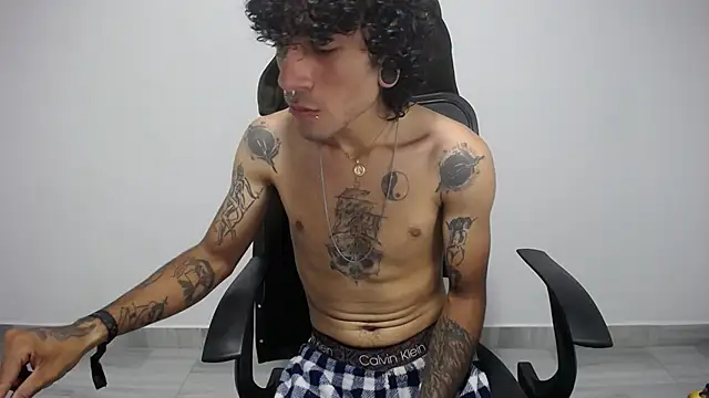 Snapshot of present_the_magic chatting on February 6, 2025, 2:22 am present the magic online show from February 6, 2025, 2:22 am