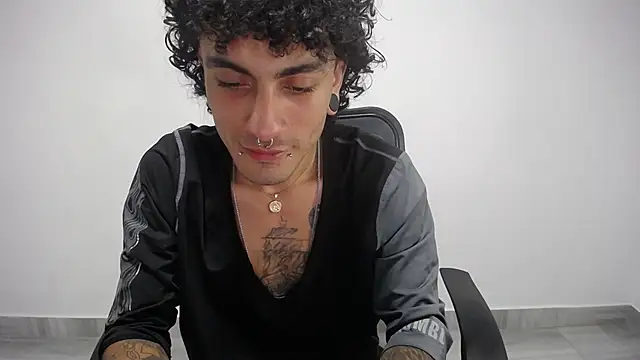 Snapshot of present_the_magic chatting on February 19, 2025, 4:01 am present the magic online show from February 19, 2025, 4:01 am