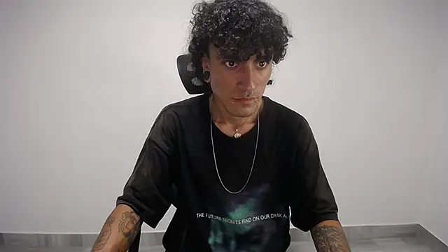 Snapshot of present_the_magic chatting on February 24, 2025, 10:14 pm present the magic online show from February 24, 2025, 10:14 pm