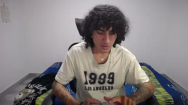 Snapshot of present_the_magic chatting on October 19, 2025, 4:40 pm present the magic online show from October 19, 2025, 4:40 pm