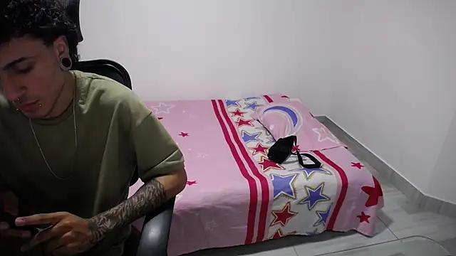 Snapshot of present_the_magic chatting on November 4, 2025, 3:27 am present the magic online show from November 4, 2025, 3:27 am