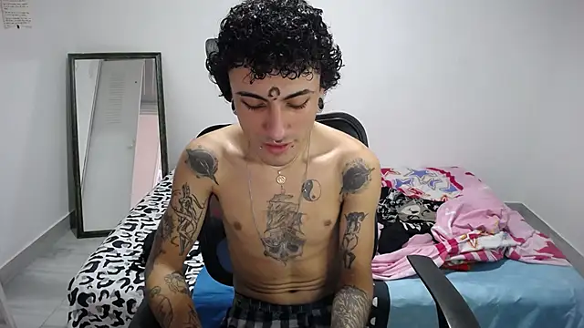 Snapshot of present_the_magic chatting on November 5, 2025, 6:19 pm present the magic online show from November 5, 2025, 6:19 pm