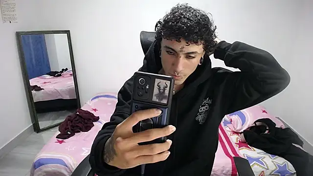 Snapshot of present_the_magic chatting on November 7, 2025, 6:13 am present the magic online show from November 7, 2025, 6:13 am