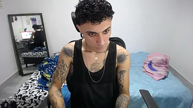 Snapshot of present_the_magic chatting on November 30, 2025, 6:23 pm present the magic online show from November 30, 2025, 6:23 pm