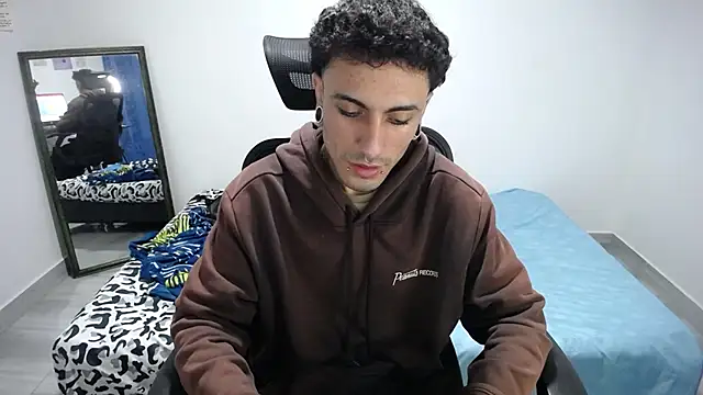 Snapshot of present_the_magic chatting on December 2, 2025, 8:52 am present the magic online show from December 2, 2025, 8:52 am