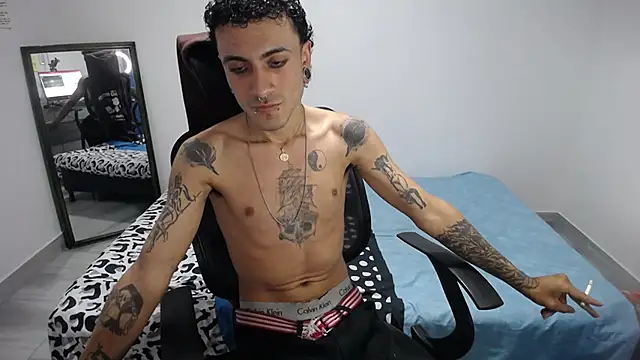 Snapshot of present_the_magic chatting on December 3, 2025, 5:11 pm present the magic online show from December 3, 2025, 5:11 pm