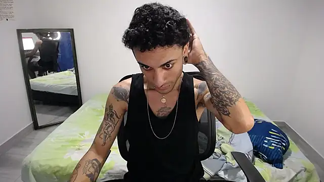 Snapshot of present_the_magic chatting on December 16, 2025, 6:51 am present the magic online show from December 16, 2025, 6:51 am