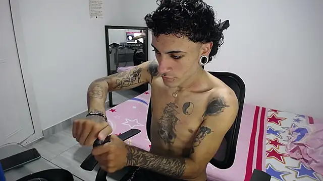 Snapshot of present_the_magic chatting on January 15, 2026, 6:33 pm present the magic online show from January 15, 2026, 6:33 pm