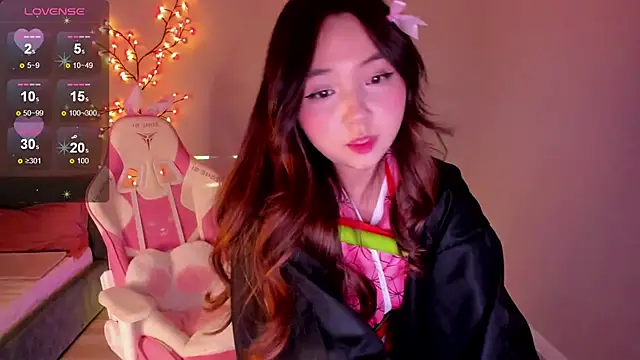 Fluffy Rose online show from October 31, 2025, 5:58 pm