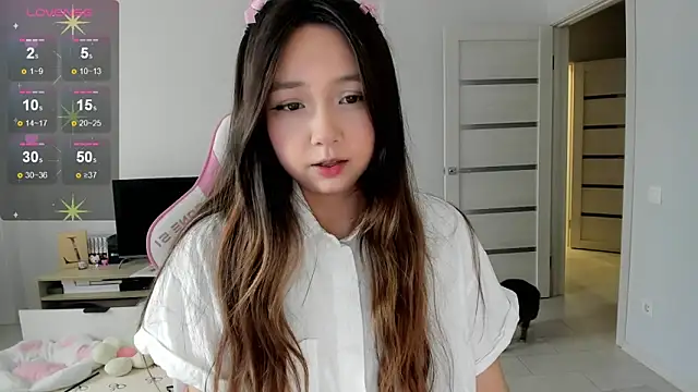 Snapshot of Fluffy_Rose chatting on May 7, 2026, 4:07 am Fluffy Rose online show from May 7, 2026, 4:07 am