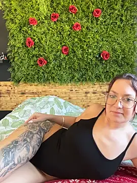 ladoucedu34 online show from October 26, 2025, 1:50 pm