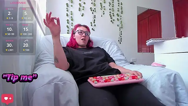 bonnie moon  online show from September 16, 2025, 9:27 pm