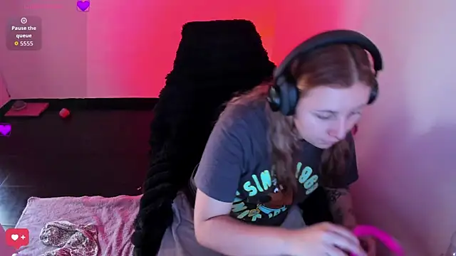 bonnie moon  online show from March 7, 2026, 6:27 pm