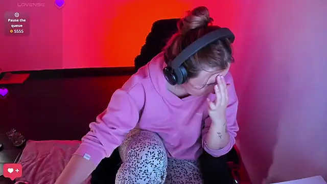 bonnie moon  online show from March 31, 2026, 8:53 pm