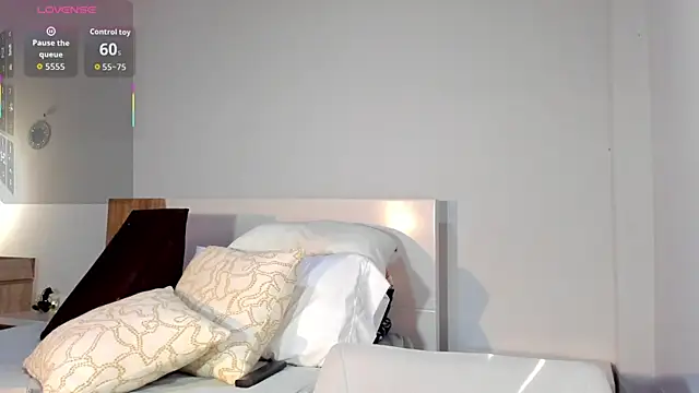 ClaraMariaMon online show from January 15, 2026, 2:54 pm