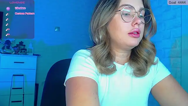 SuchCute online show from March 4, 2025, 1:23 am