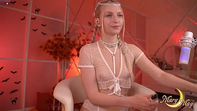 marylunamay online show from November 30, 2025, 4:05 am