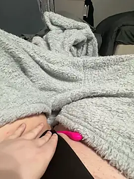 Snapshot of honeyyy24 chatting on February 4, 2025, 8:06 pm honeyyy24 online show from February 4, 2025, 8:06 pm