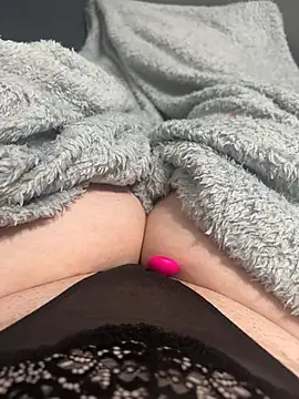 Snapshot of honeyyy24 chatting on February 6, 2025, 3:09 pm honeyyy24 online show from February 6, 2025, 3:09 pm