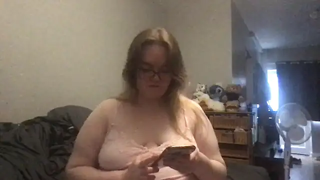 Snapshot of honeyyy24 chatting on October 4, 2025, 10:35 am honeyyy24 online show from October 4, 2025, 10:35 am