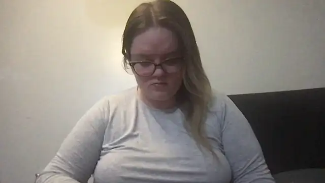 Snapshot of honeyyy24 chatting on October 20, 2025, 6:30 pm honeyyy24 online show from October 20, 2025, 6:30 pm