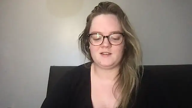 Snapshot of honeyyy24 chatting on October 23, 2025, 8:29 pm honeyyy24 online show from October 23, 2025, 8:29 pm