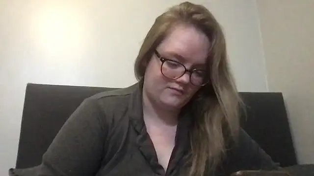 Snapshot of honeyyy24 chatting on November 24, 2025, 12:32 am honeyyy24 online show from November 24, 2025, 12:32 am