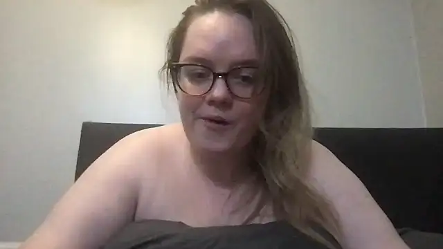 Snapshot of honeyyy24 chatting on December 1, 2025, 3:39 pm honeyyy24 online show from December 1, 2025, 3:39 pm