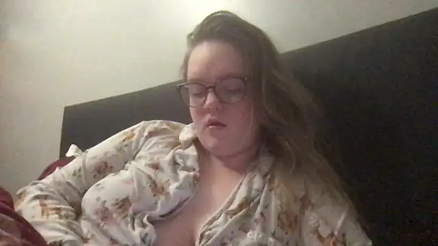 Snapshot of honeyyy24 chatting on December 5, 2025, 8:05 pm honeyyy24 online show from December 5, 2025, 8:05 pm