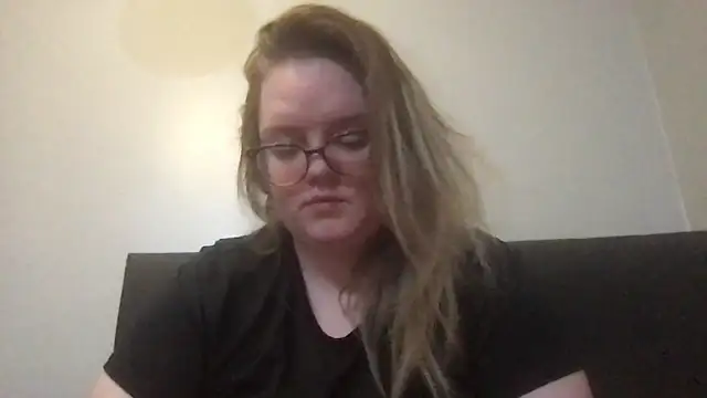 Snapshot of honeyyy24 chatting on December 14, 2025, 5:18 pm honeyyy24 online show from December 14, 2025, 5:18 pm