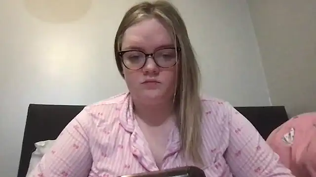 Snapshot of honeyyy24 chatting on February 2, 2026, 9:02 pm honeyyy24 online show from February 2, 2026, 9:02 pm