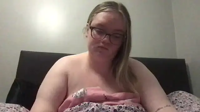 Snapshot of honeyyy24 chatting on February 3, 2026, 10:26 pm honeyyy24 online show from February 3, 2026, 10:26 pm