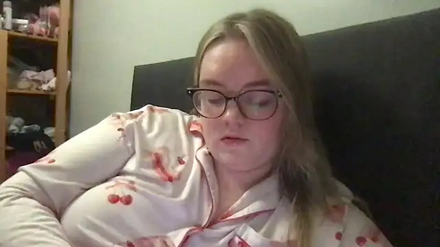 Snapshot of honeyyy24 chatting on February 19, 2026, 11:12 pm honeyyy24 online show from February 19, 2026, 11:12 pm