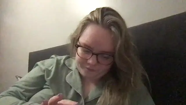 Snapshot of honeyyy24 chatting on February 22, 2026, 11:25 pm honeyyy24 online show from February 22, 2026, 11:25 pm