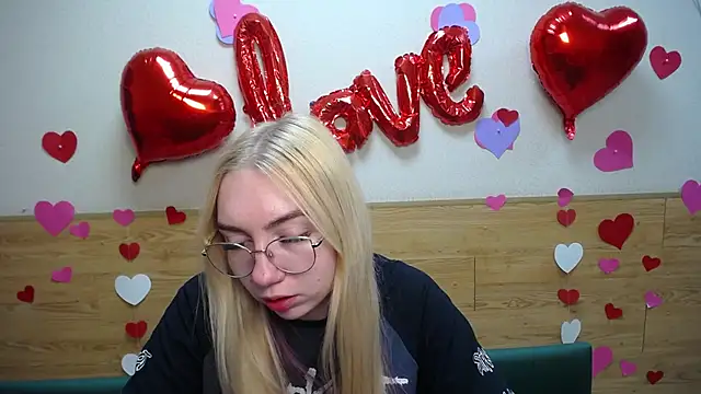 BeatriceFly online show from March 20, 2025, 12:43 pm