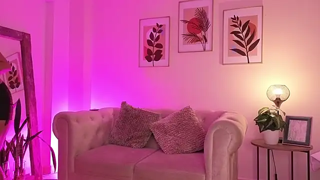 DahianaWalcott online show from February 17, 2026, 4:13 pm