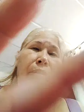 girl amada online show from November 10, 2025, 7:46 pm