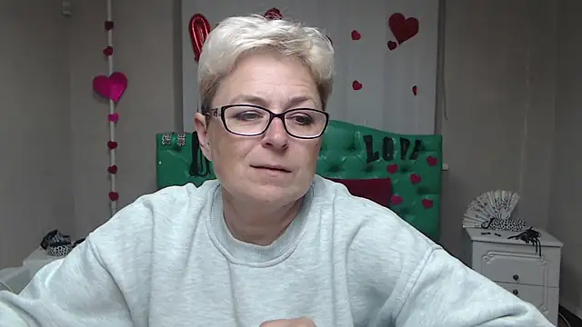 Snapshot of EmiliaGree chatting on October 5, 2025, 5:00 pm EmiliaGree online show from October 5, 2025, 5:00 pm