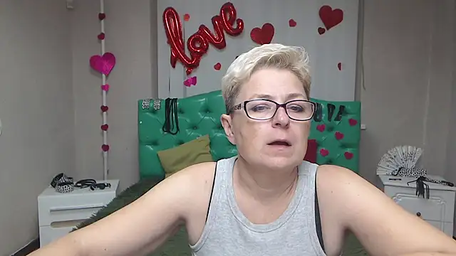 Snapshot of EmiliaGree chatting on October 13, 2025, 5:02 pm EmiliaGree online show from October 13, 2025, 5:02 pm