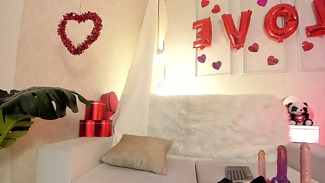 celestelewis online show from February 16, 2025, 12:43 pm