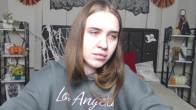 LauraHlot online show from November 15, 2025, 7:10 pm