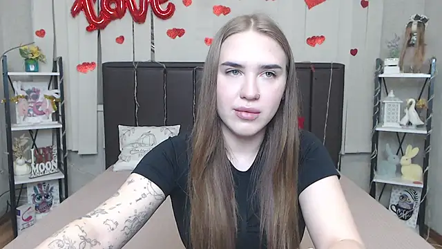 LauraHlot online show from April 4, 2026, 5:32 pm