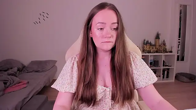 WalkingGirl online show from November 6, 2025, 8:32 pm