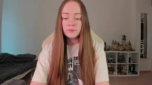 WalkingGirl online show from March 20, 2026, 8:30 am