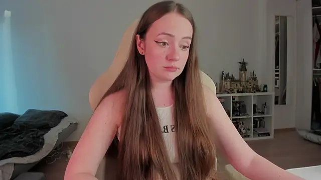 Snapshot of WalkingGirl chatting on May 8, 2026, 4:45 pm WalkingGirl online show from May 8, 2026, 4:45 pm
