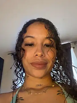 MarieLeon online show from May 28, 2026, 7:33 pm